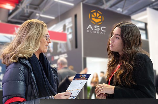 asc_global_electronica_2024_03 Image of an ASC Global representative discussing the tailored industry solutions the company delivers, emphasizing effectiveness and expertise
