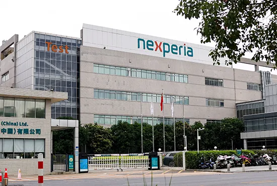 An infographic depicting the March 2026 Nexperia IT blackout: A digital rift separates the Netherlands headquarters from its China operations, featuring locked icons over the SAP and Office 365 logos to represent the total severance of corporate systems and design databases.